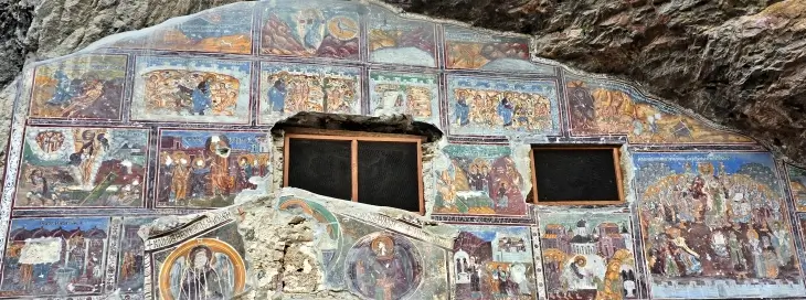 Sümela Manastırı Ana Kaya Kilisesi’nin en geniş fresk yüzeyi; Yaratılış döngüsü, Adem ve Havva sahneleri, İsa’nın hayatından bölümler ve Meryem ikonografisiyle kaplı dış cephe duvarı.